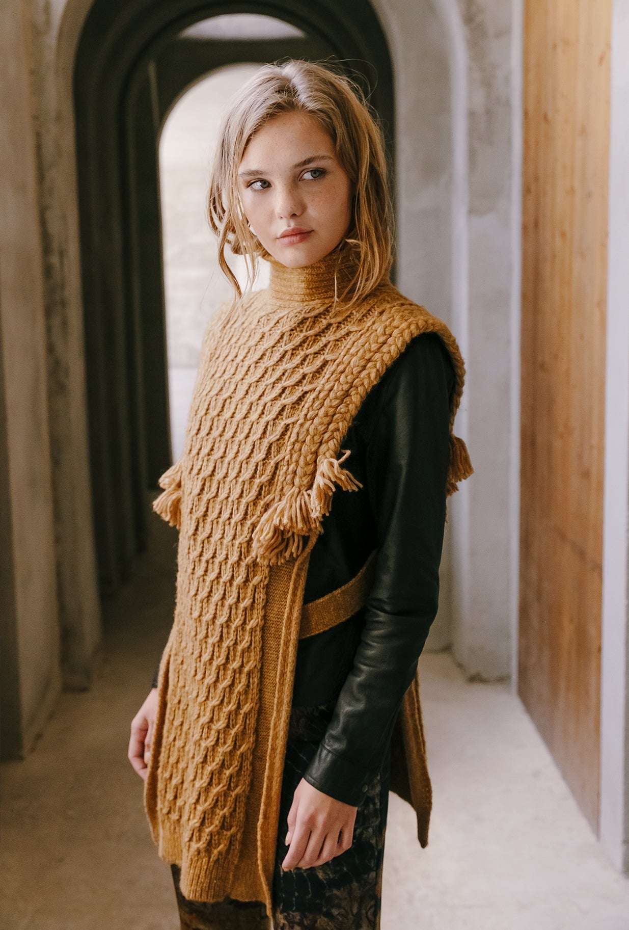 Maille beige épaisse, point écaille, col roulé, franges bohèmes - Manteaux & vestes Mes Demoiselles