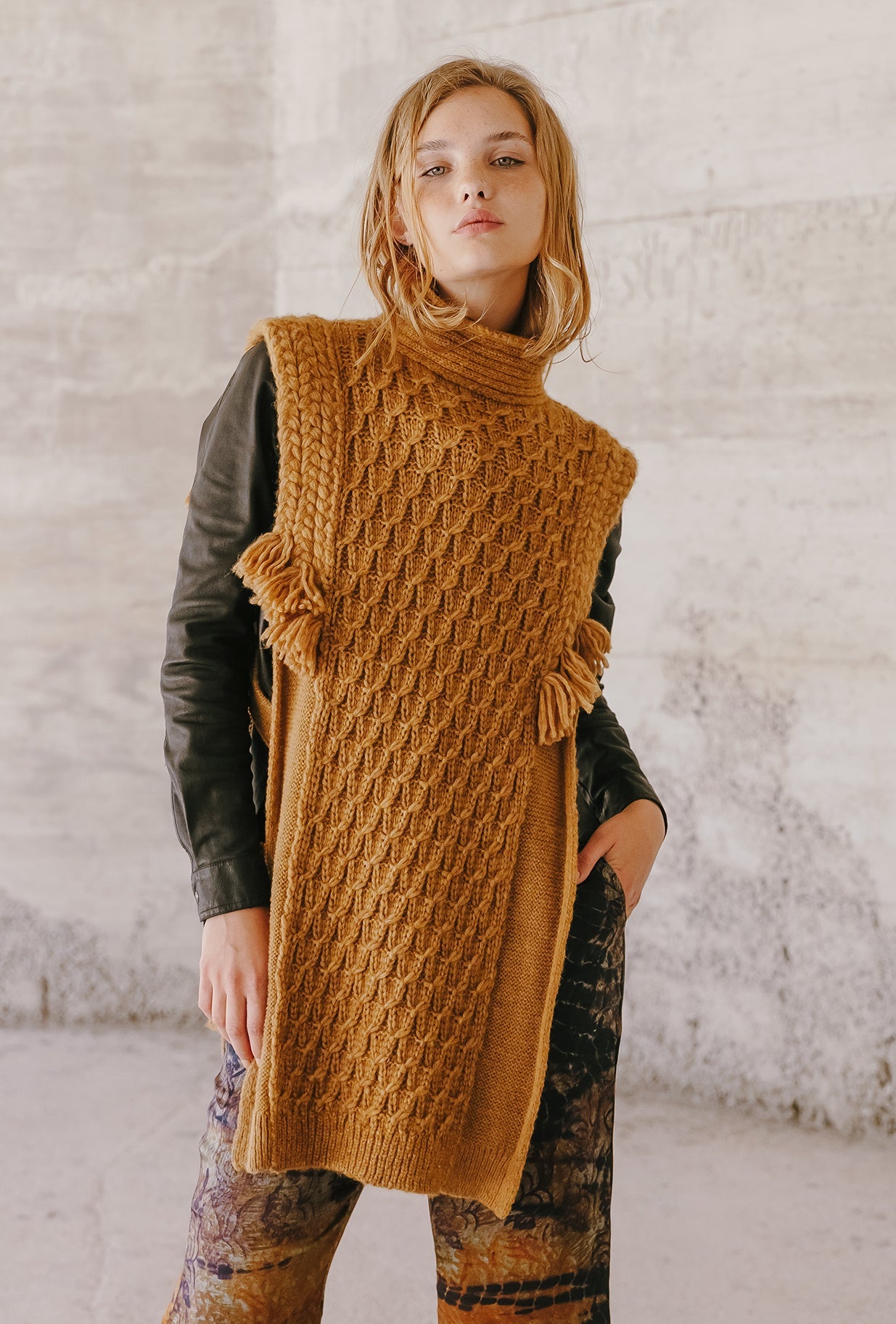 Gilet Kilim - Caramel : Maille beige épaisse, point écaille, col roulé, franges bohèmes Mes Demoiselles