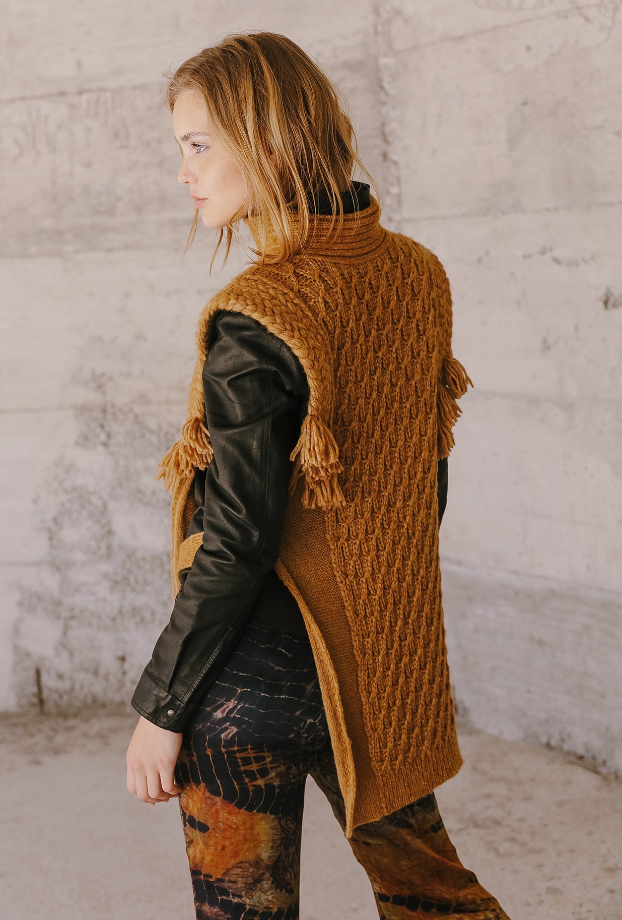 Gilet Kilim - Caramel : Maille beige épaisse, point écaille, col roulé, franges bohèmes Mes Demoiselles