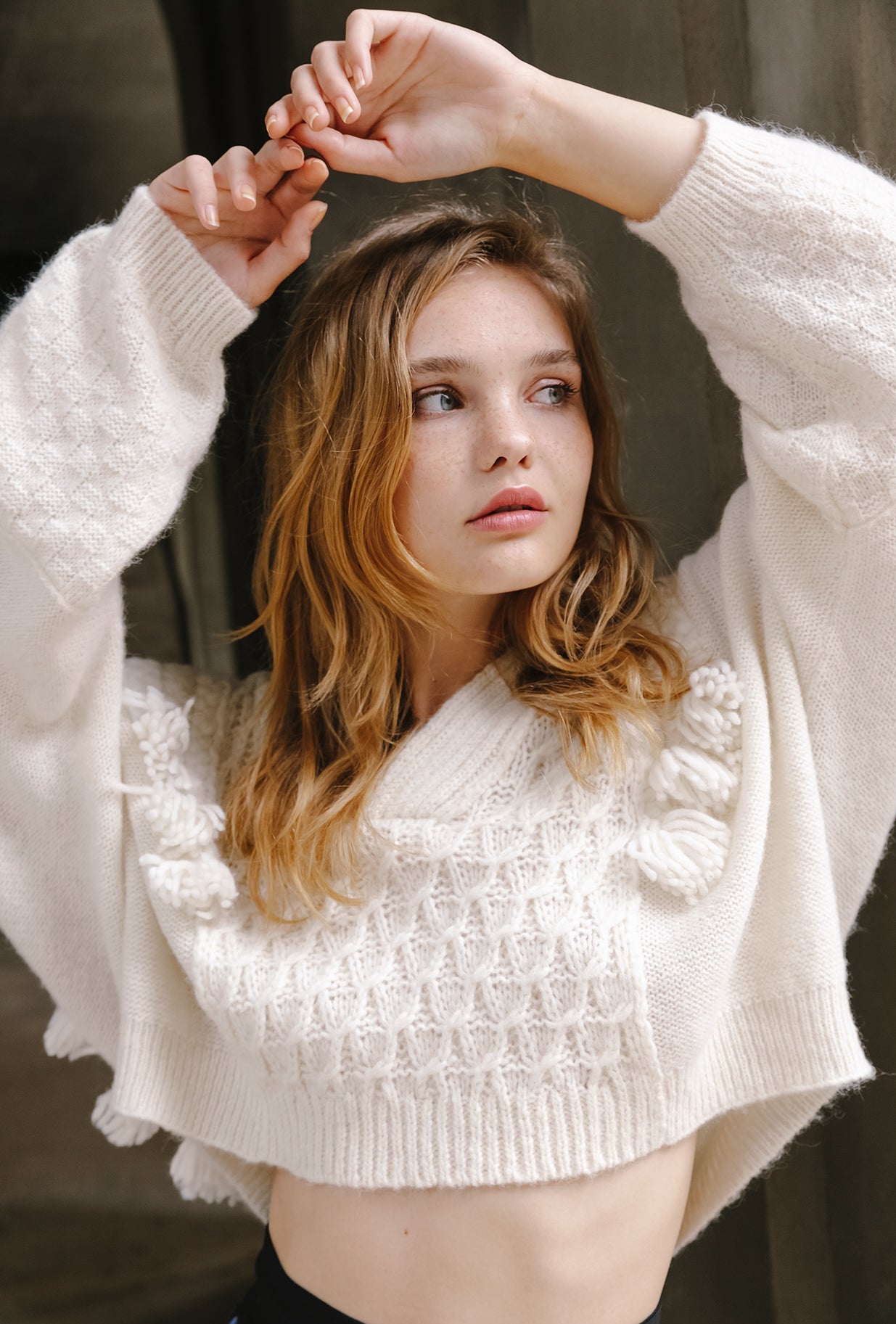 Pull Kiruna - Ivoire : Pull hiver ivoire, col V, cropped, tresses, pompons Mes Demoiselles