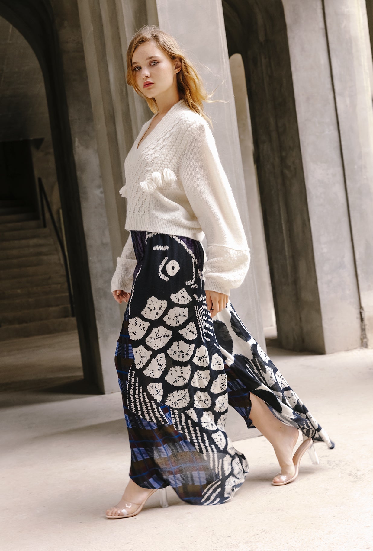 Pull hiver ivoire, col V, cropped, tresses, pompons - Pulls & gilets Mes Demoiselles