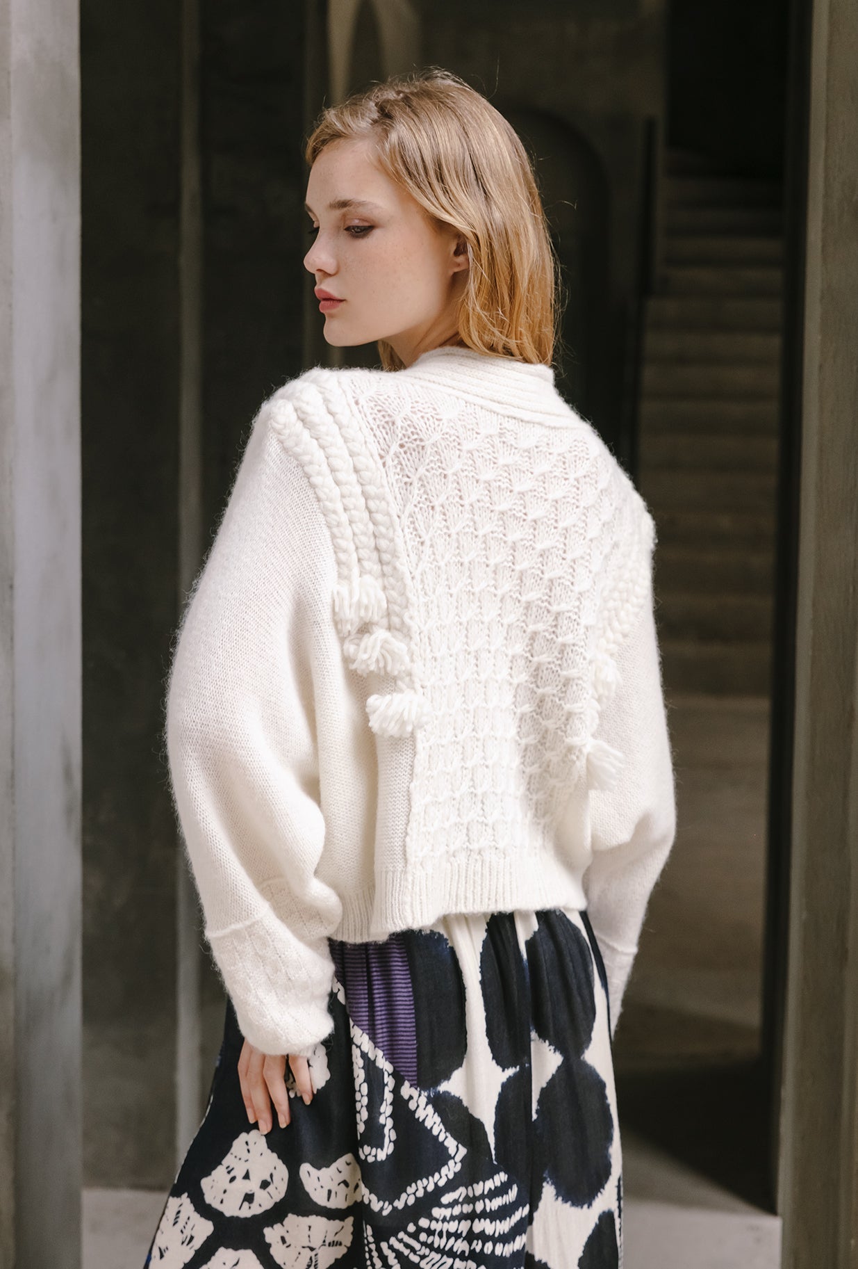 Pull Kiruna - Ivoire : Pull hiver ivoire, col V, cropped, tresses, pompons Mes Demoiselles