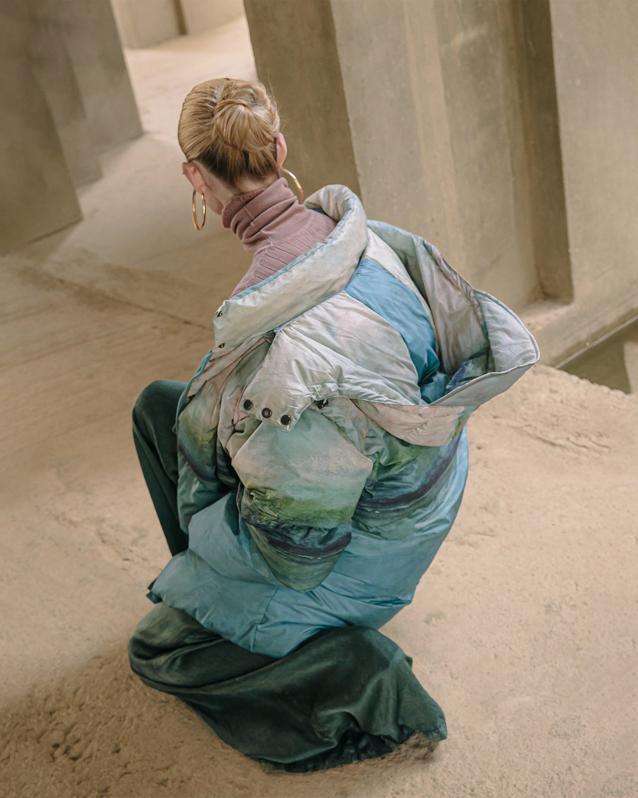 Manteau Mir - Vert : Doudoune "Mir" chaude, imprimé dégradé, coupe mi - longue Mes Demoiselles - Image 4