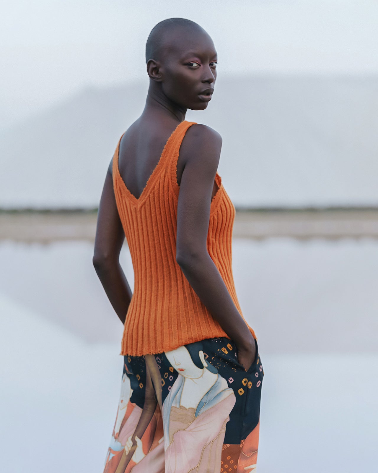 Top orange côtelé en maille légère, décolleté V dentelle - Chemises & tops Mes Demoiselles - Image 2