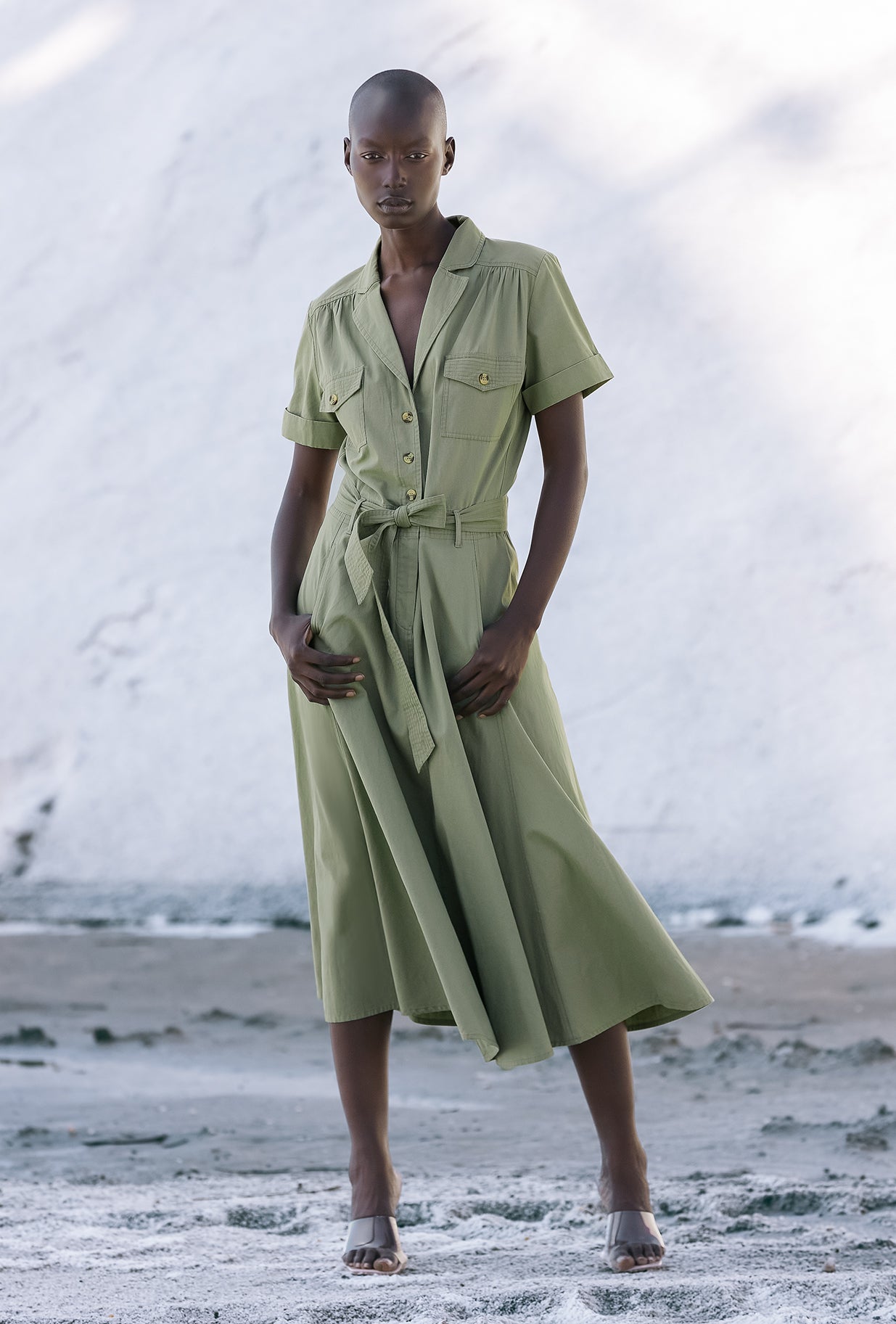 Robe chemise longue verte style safari avec ceinture amovible - Robes Mes Demoiselles - Image 1