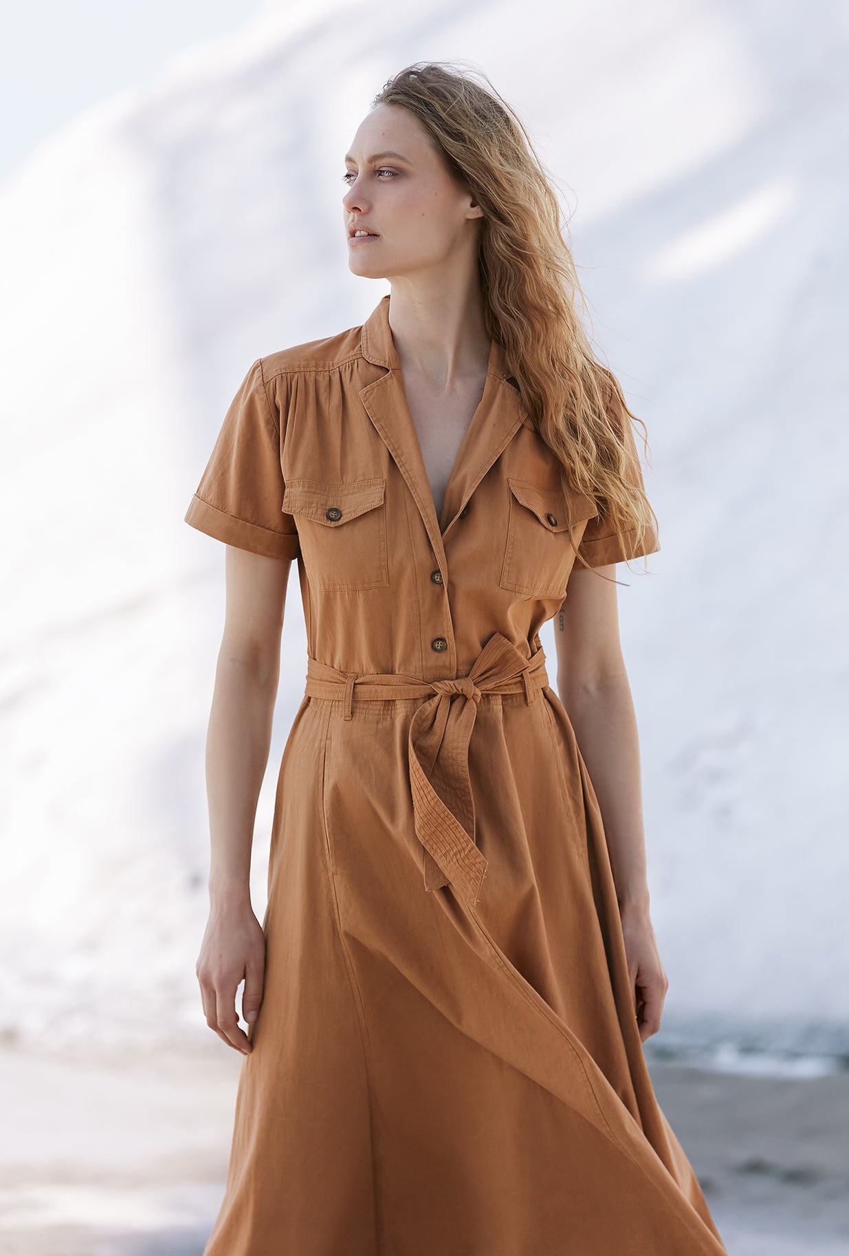 Robe Patrice - Ocre : Robe chemise longue ocre, style safari, cintrée avec ceinture Mes Demoiselles - Image 4