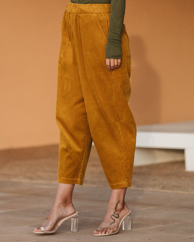 Pantalon velours côtelé ocre, coupe ample moderne, confort - élégance - Pantalons & combinaisons Mes Demoiselles - Image 2