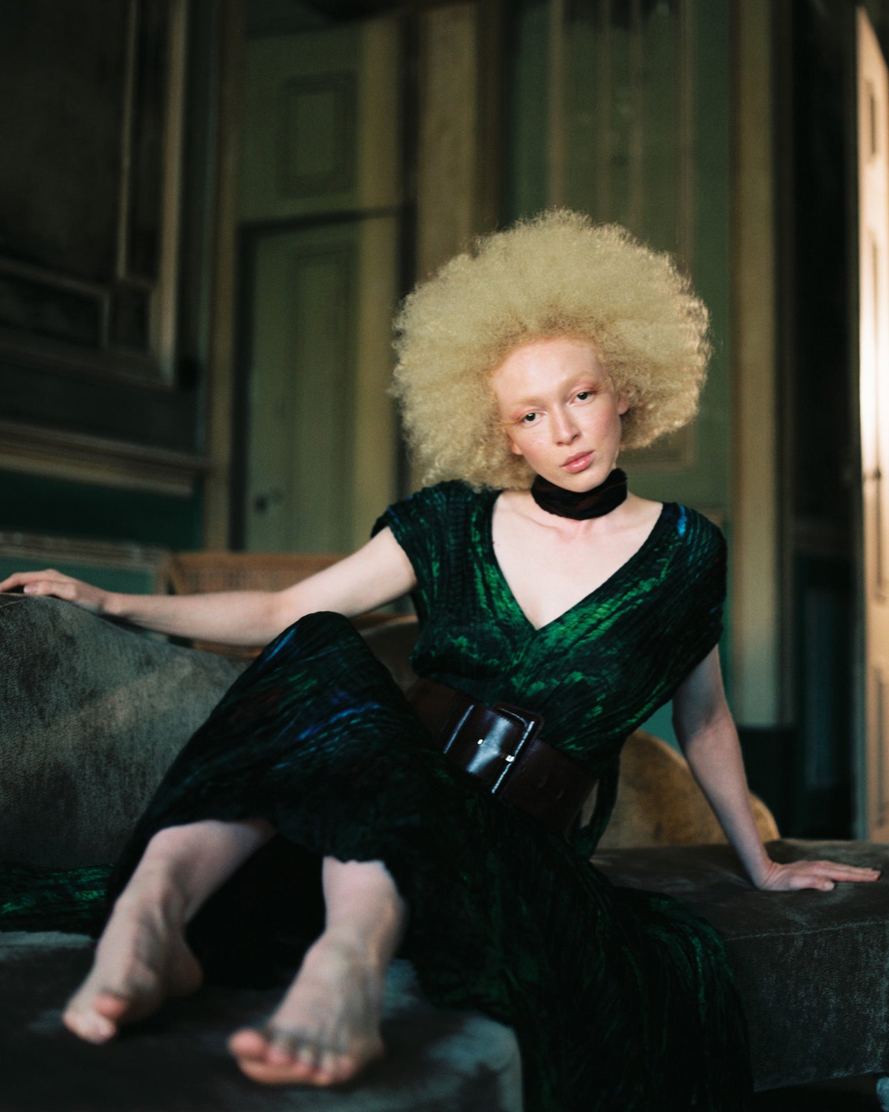 Robe longue vert forêt plissée, décolleté V, touches abstraites - Robes Mes Demoiselles - Image 2