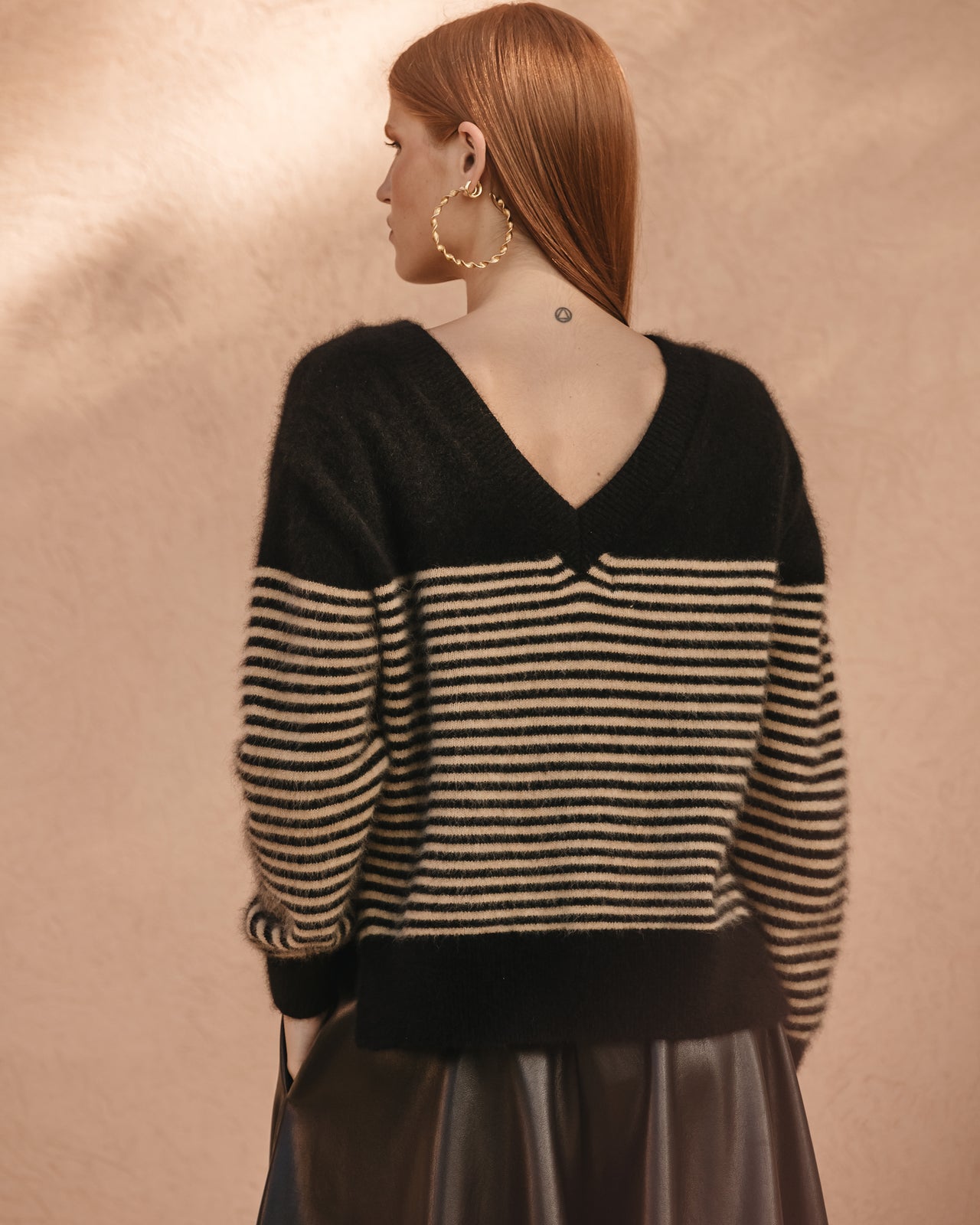 Pull doux laine raccoon rayé noir/camel, col V, dos déstructuré - Pulls & gilets Mes Demoiselles - Image 3