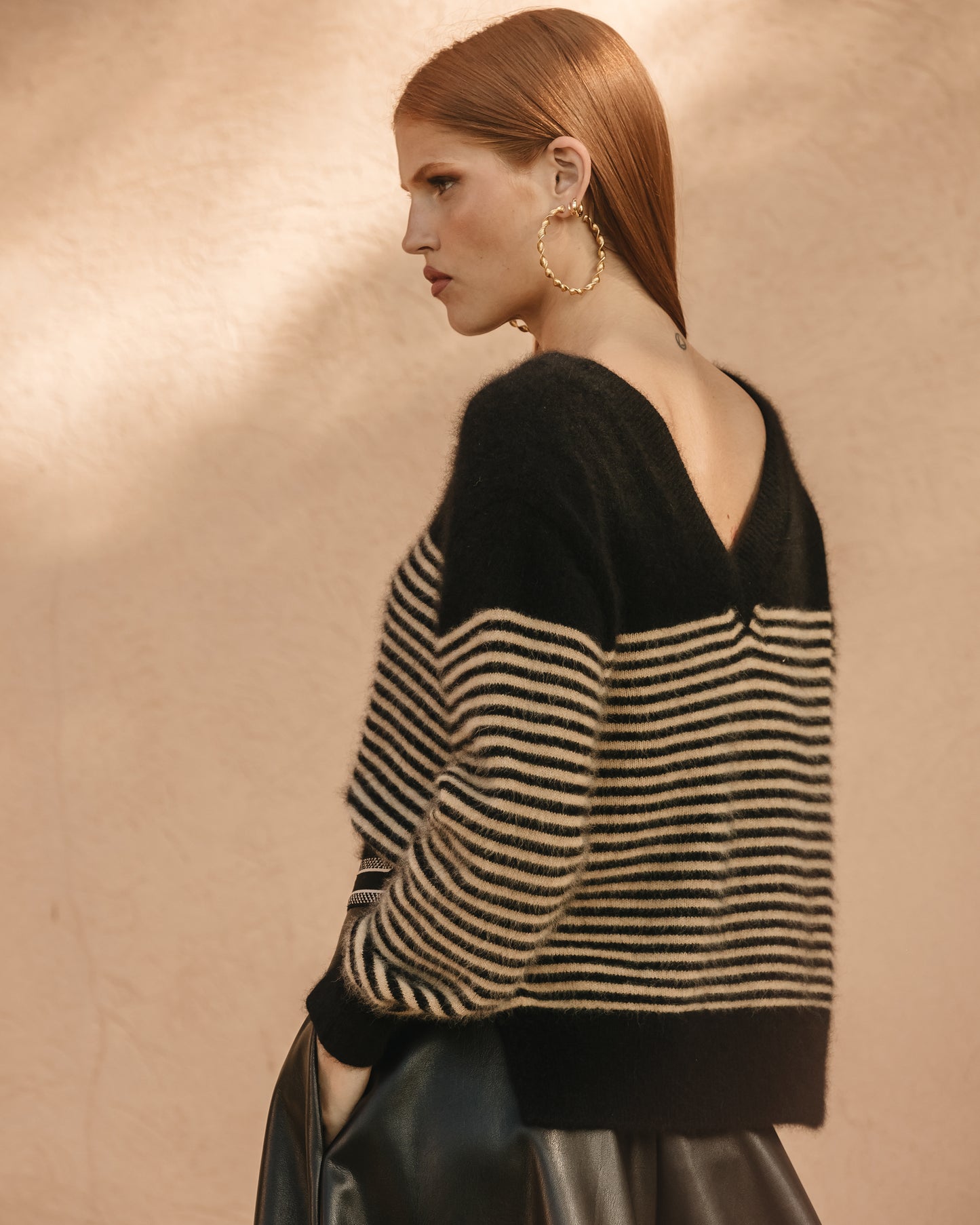 Pull doux laine raccoon rayé noir/camel, col V, dos déstructuré - Pulls & gilets Mes Demoiselles