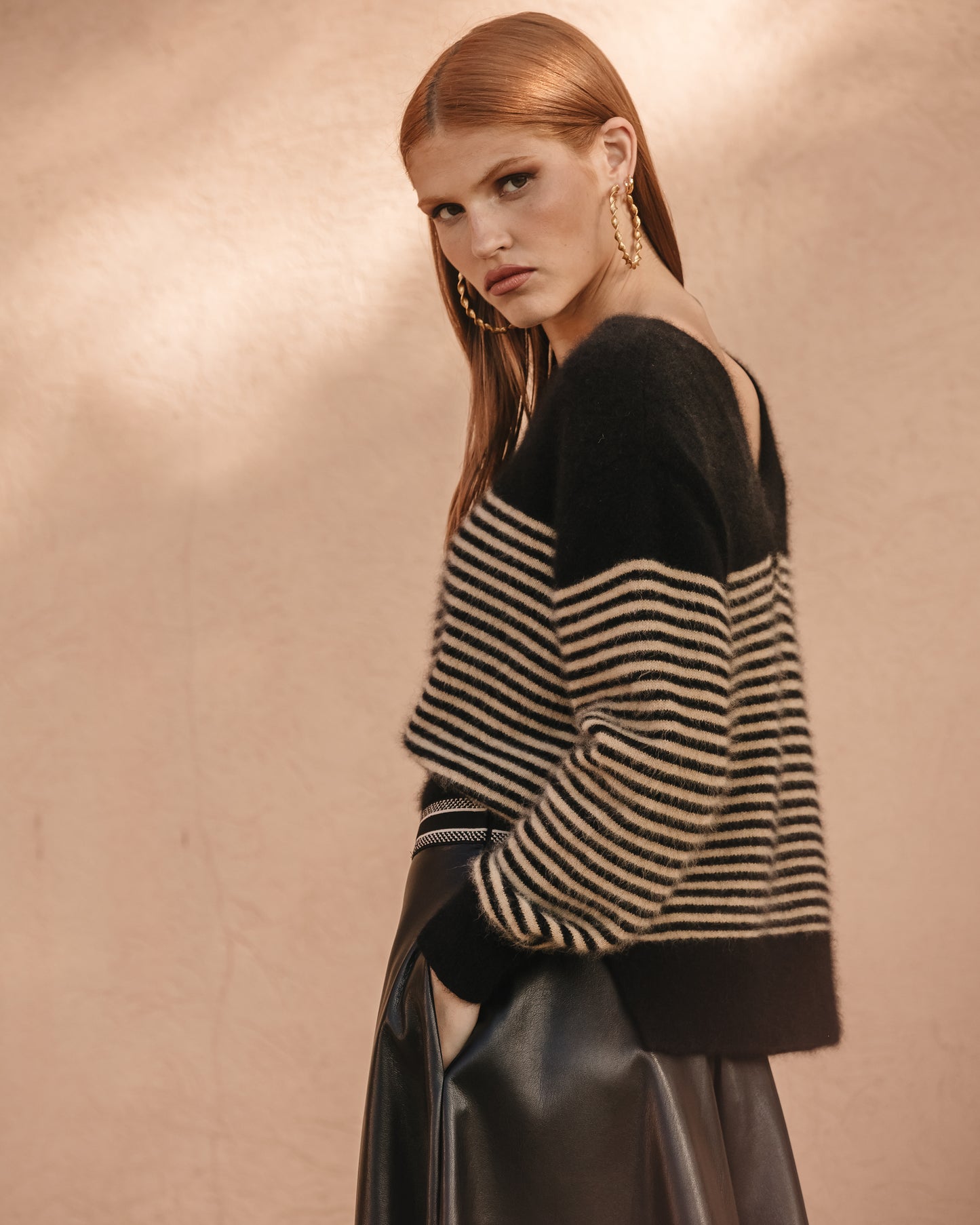 Pull Ryl - Noir : Pull doux laine raccoon rayé noir/camel, col V, dos déstructuré Mes Demoiselles