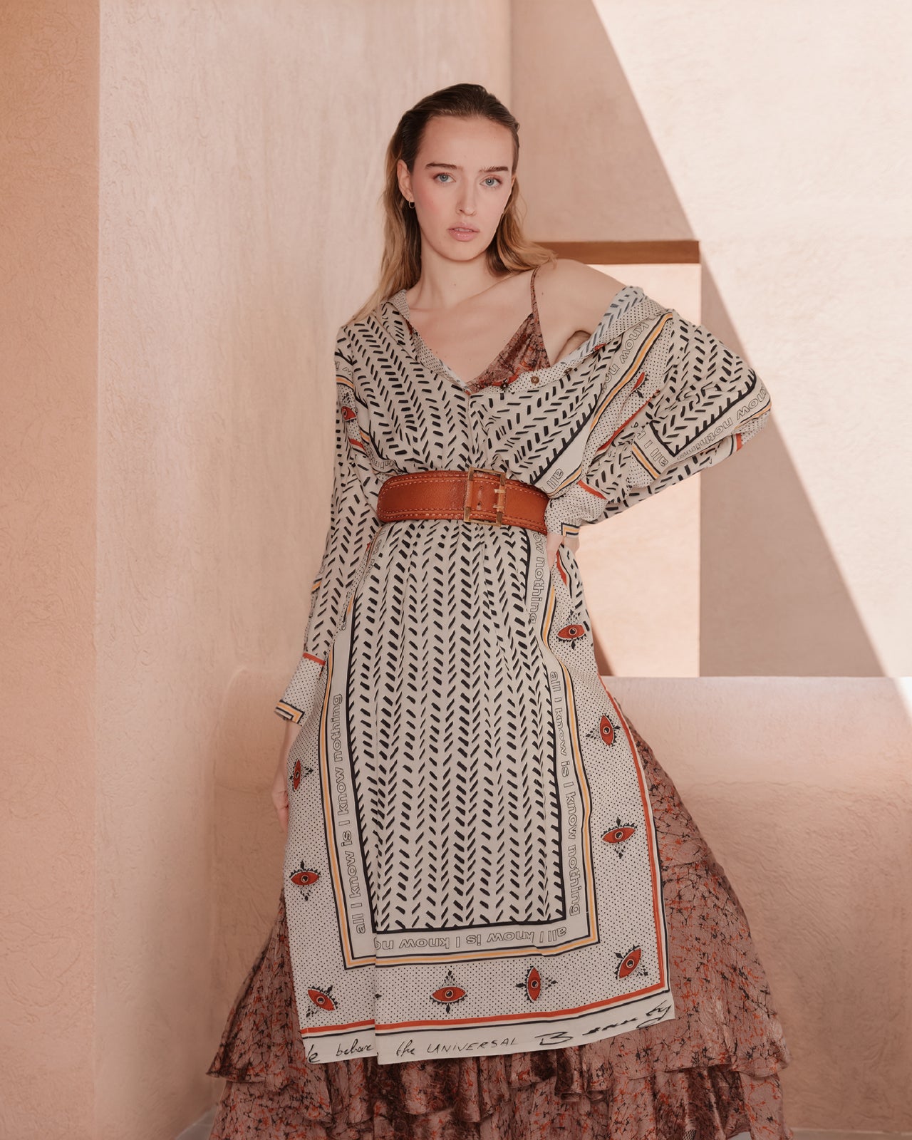 Robe tunique longue à motifs géométriques noirs et marrons - Robes Mes Demoiselles - Image 1