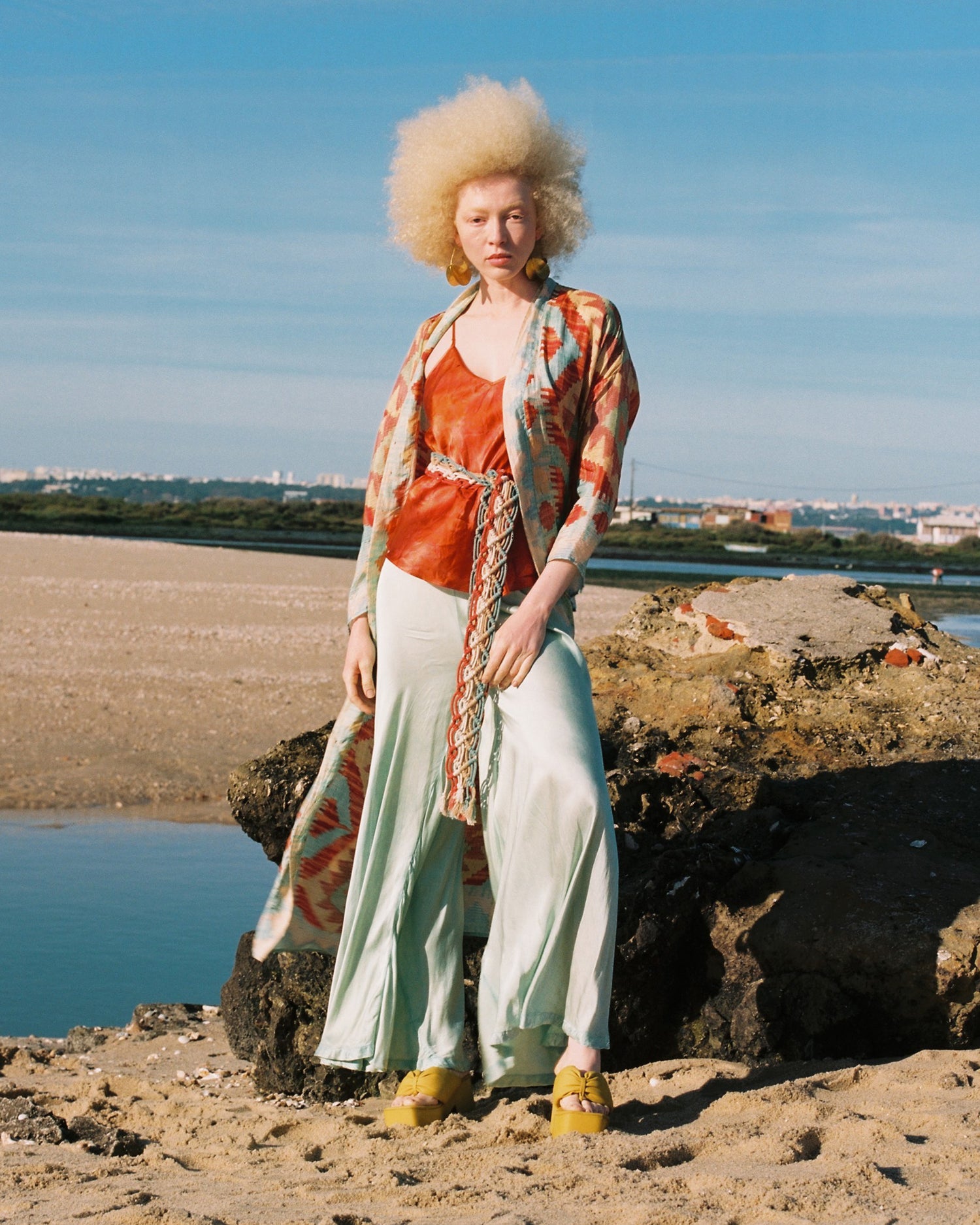Pantalon palazzo vert clair, satiné et froissé, taille élastiquée - Pantalons & combinaisons Mes Demoiselles