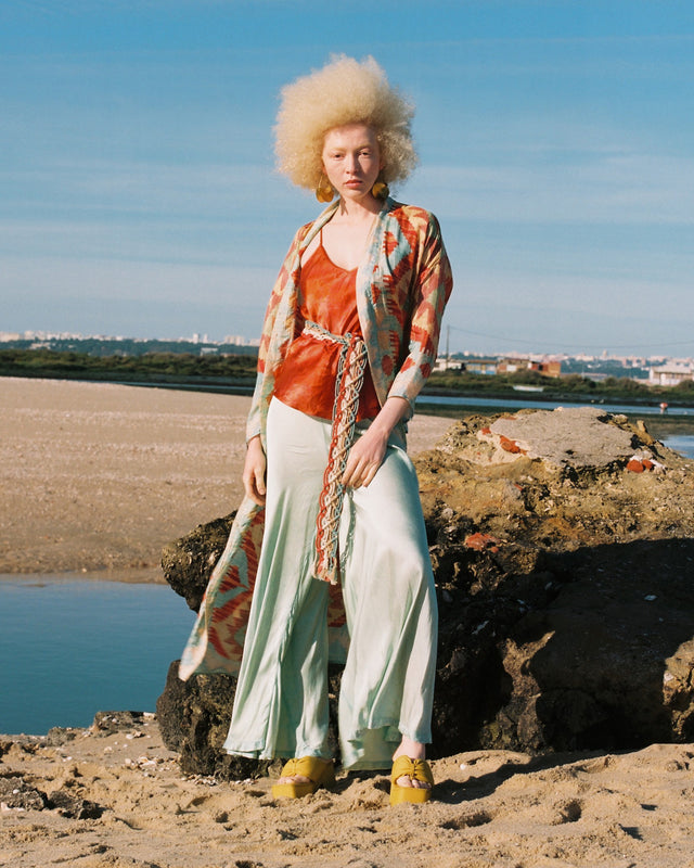 Pantalon palazzo vert clair, satiné et froissé, taille élastiquée - Pantalons & combinaisons Mes Demoiselles - Image 1