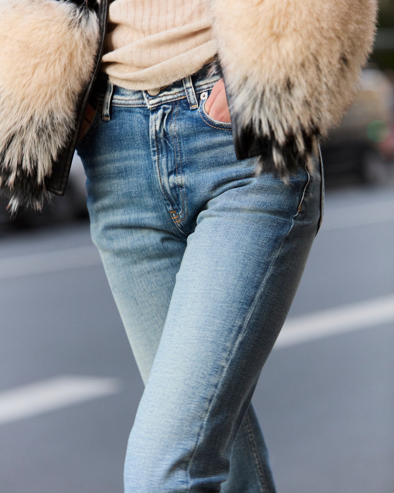 Pantalon Taylor - Bleu Jeans : Jean droit en denim bleu délavé à fentes intérieures Mes Demoiselles - Image 4