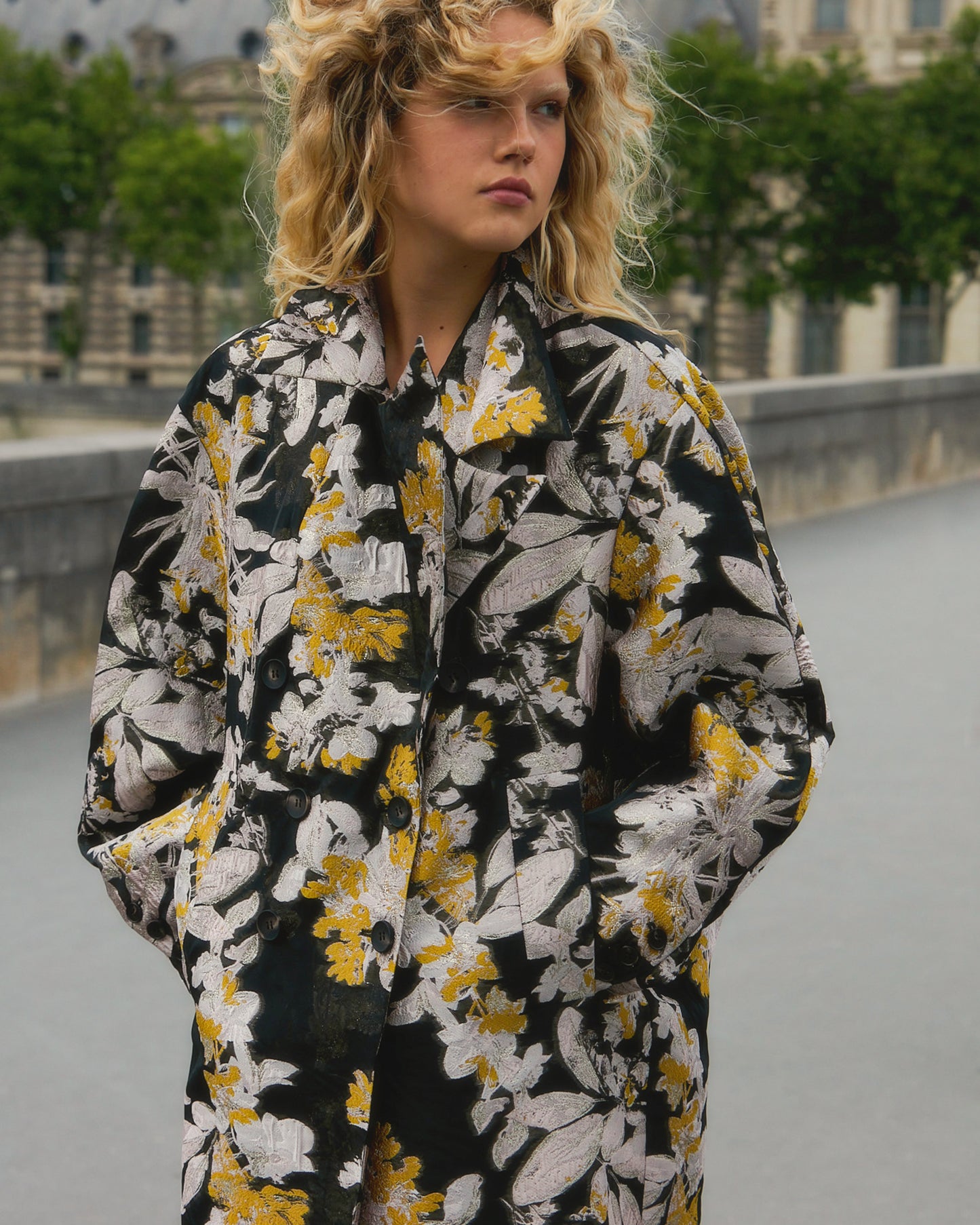 Manteau Soleil - Noir : Manteau jacquard floral – Noir, ivoire et ocre Mes Demoiselles