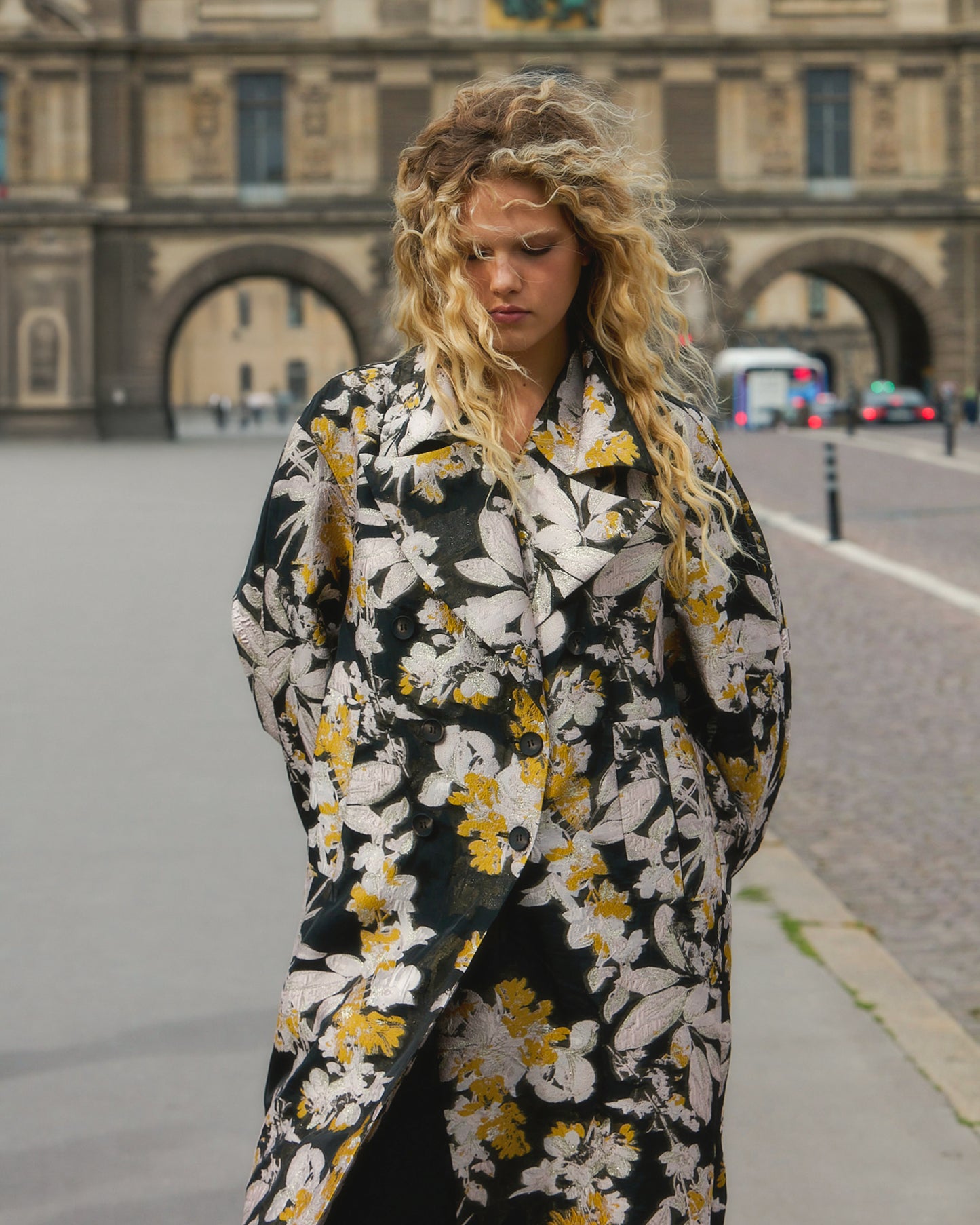 Manteau Soleil - Noir : Manteau jacquard floral – Noir, ivoire et ocre Mes Demoiselles