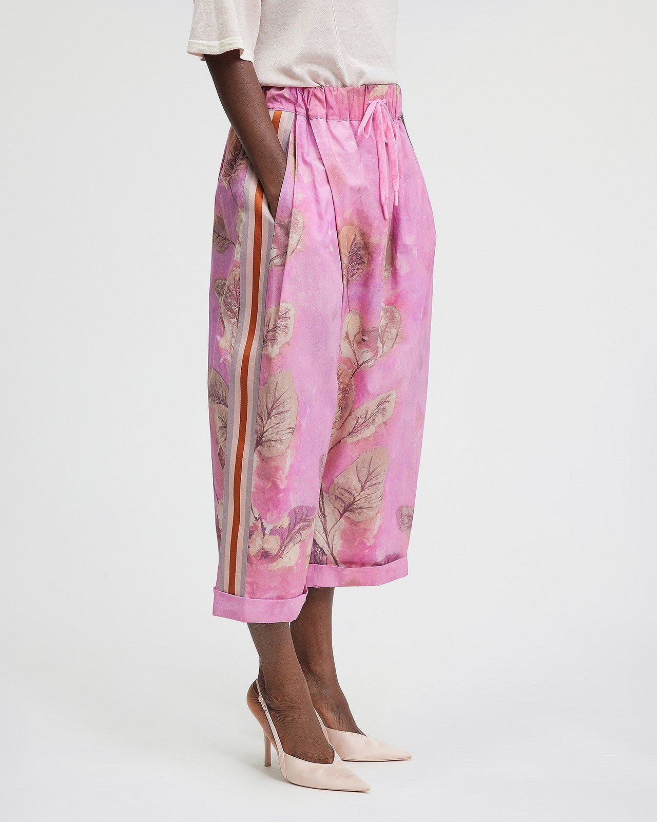 Pantalon Taki - Rose : Pantalon fleuri large et coupe croisée Mes Demoiselles - Image 4