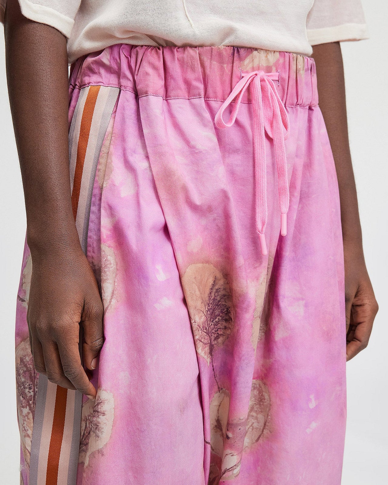 Pantalon Taki - Rose : Pantalon fleuri large et coupe croisée Mes Demoiselles - Image 5